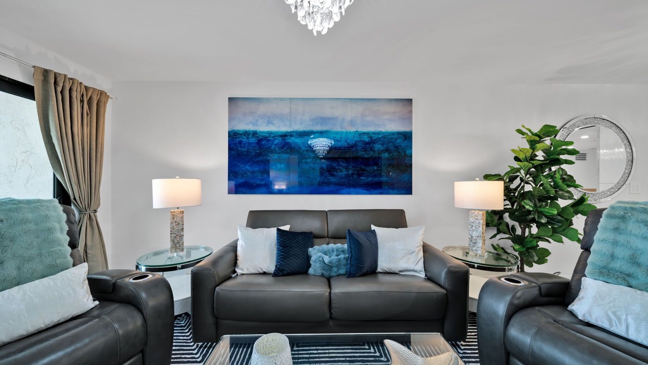 Photo of Livingroom in Mid Island