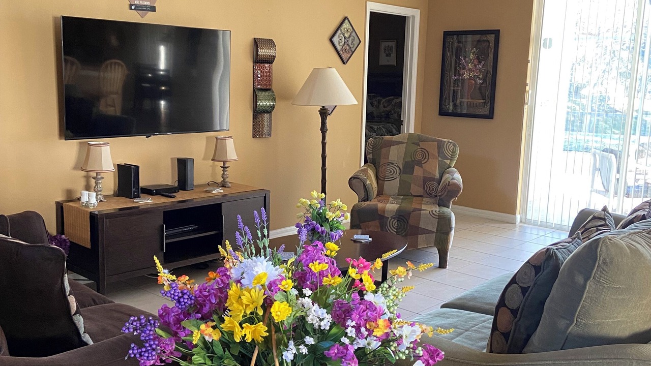 Photo of Livingroom in Crescent Lakes