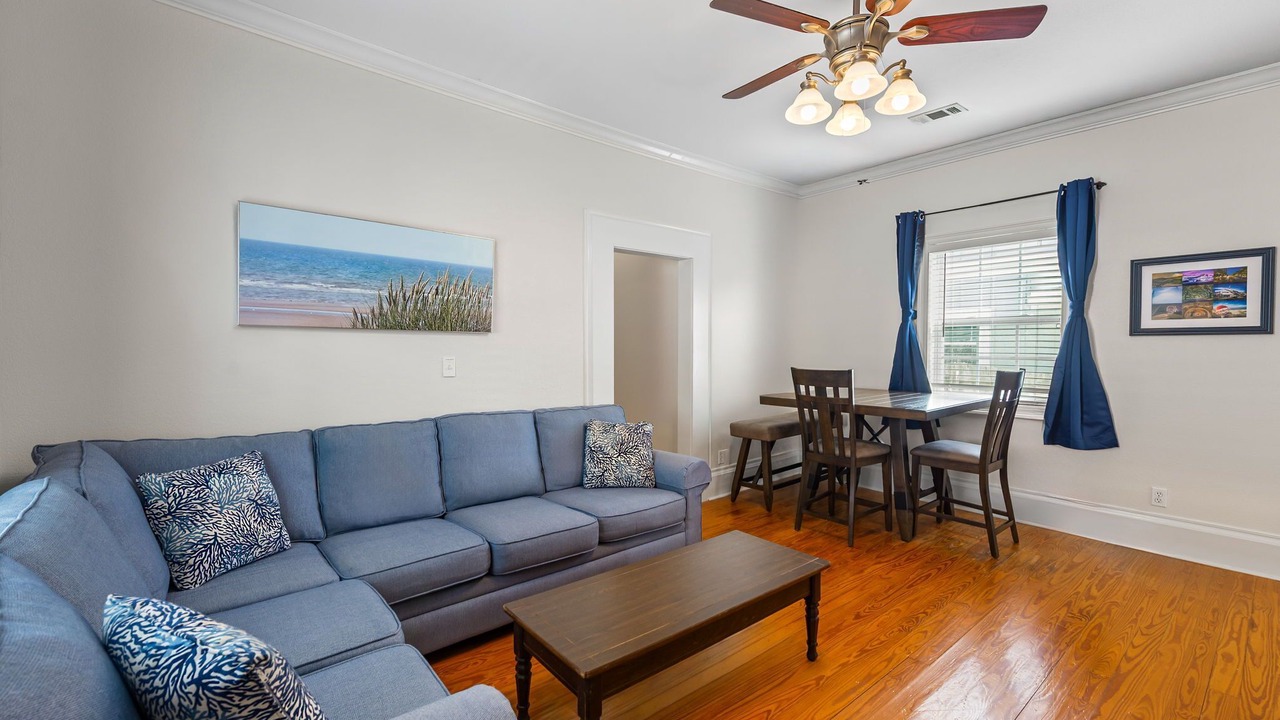 Photo of Livingroom in Downtown
