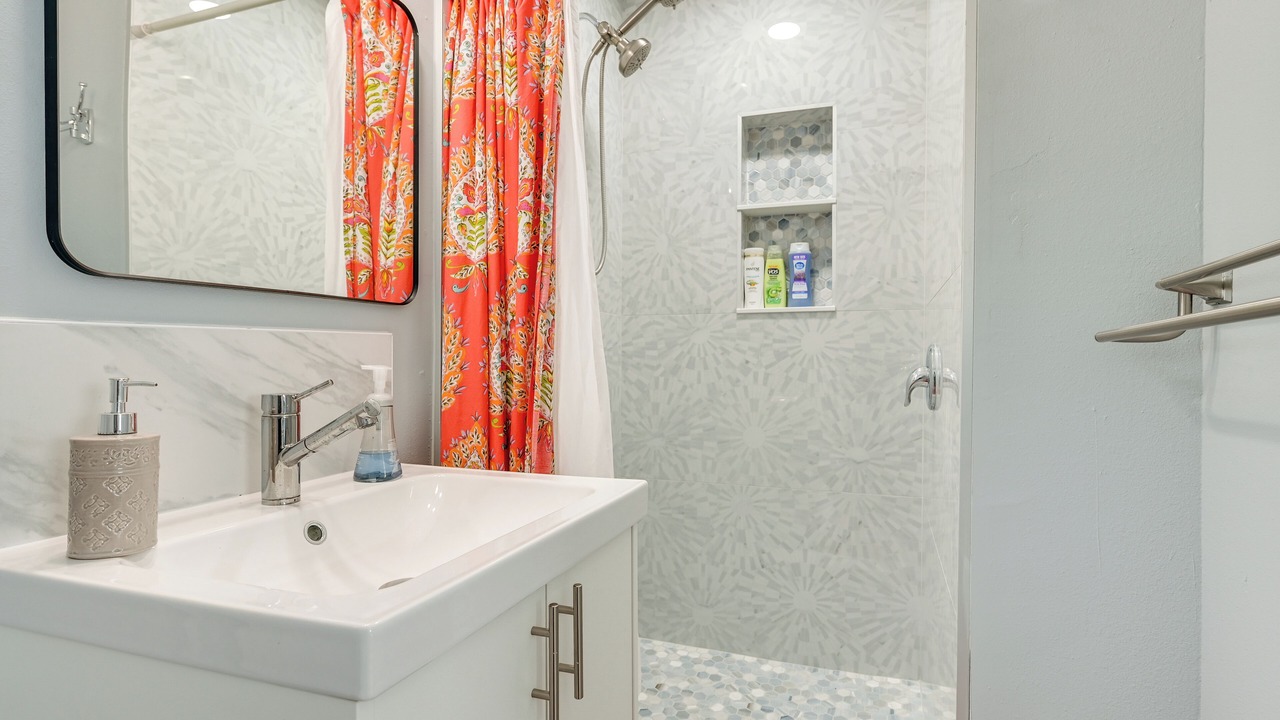Photo of Bathroom in Carver City - Lincoln Gardens