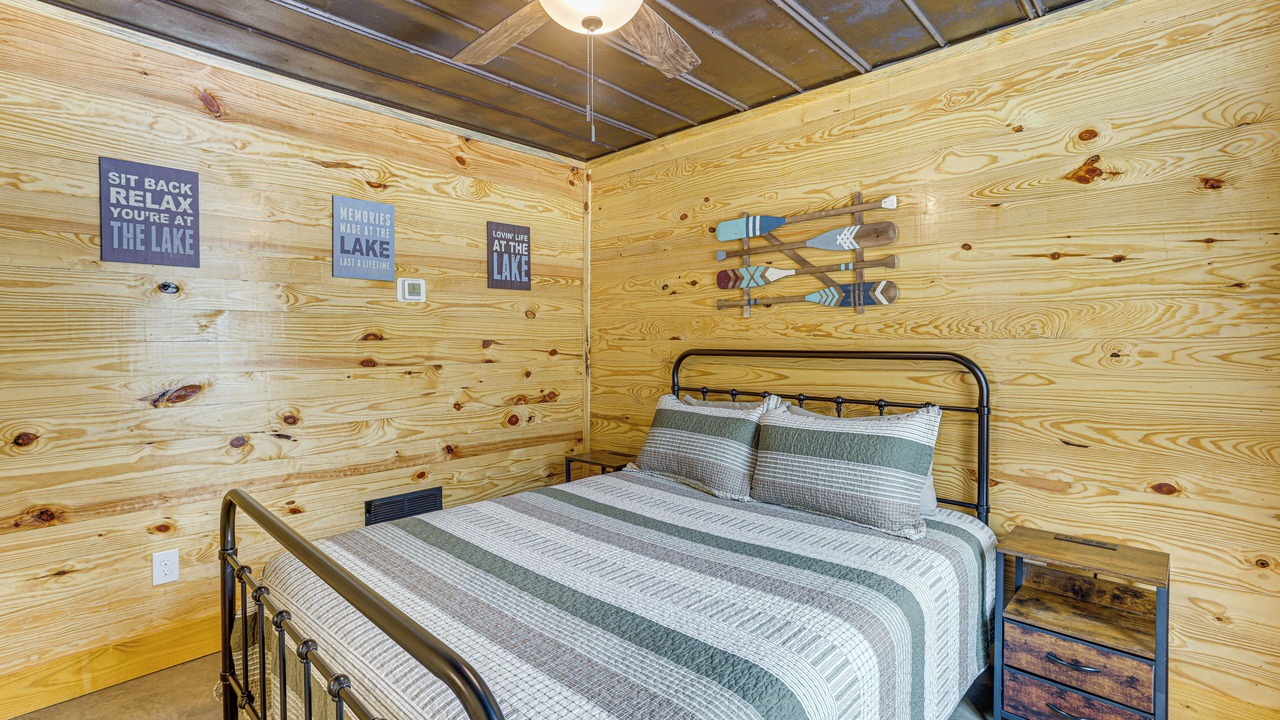 Photo of Bedroom in Alpine Bay