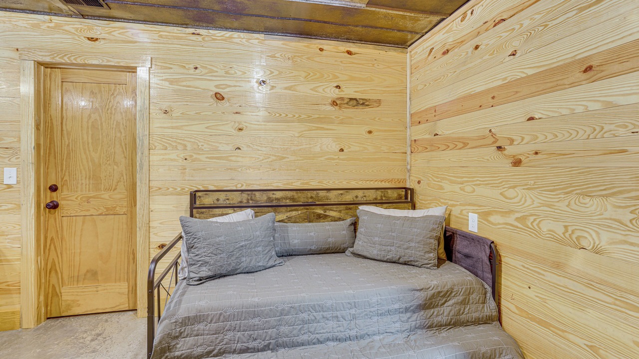 Photo of Bedroom in Alpine Bay