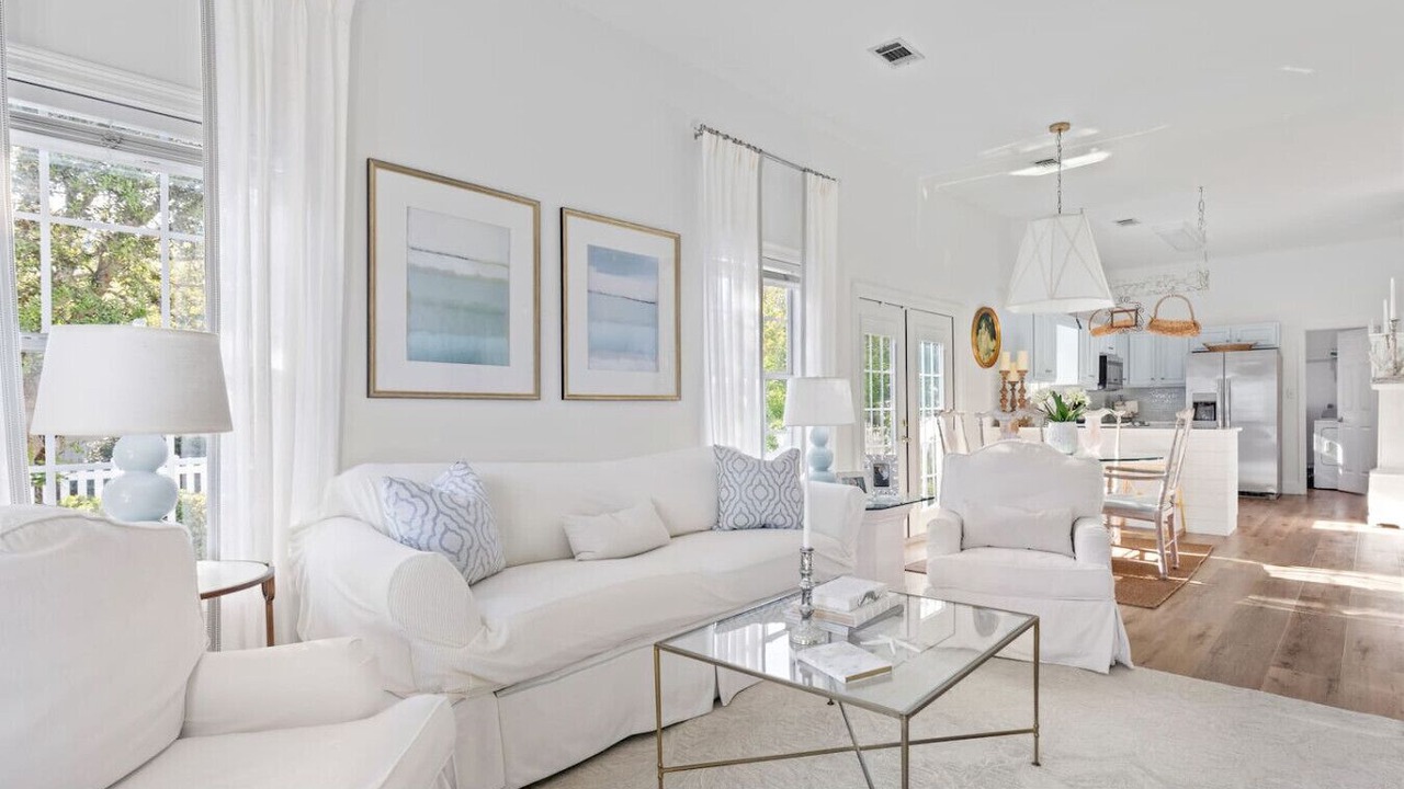 Photo of Livingroom in Clipper Cove