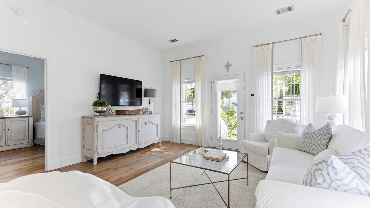 Photo of Livingroom in Clipper Cove