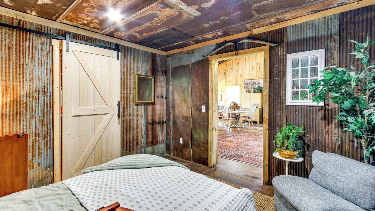Photo of Bedroom in Enterprise
