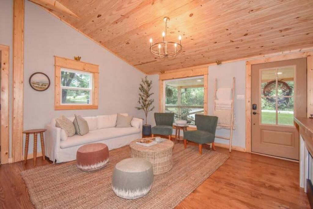 Photo of Livingroom in Hollins
