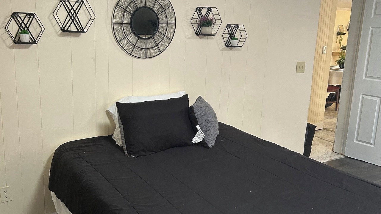 Photo of Bedroom in Enterprise