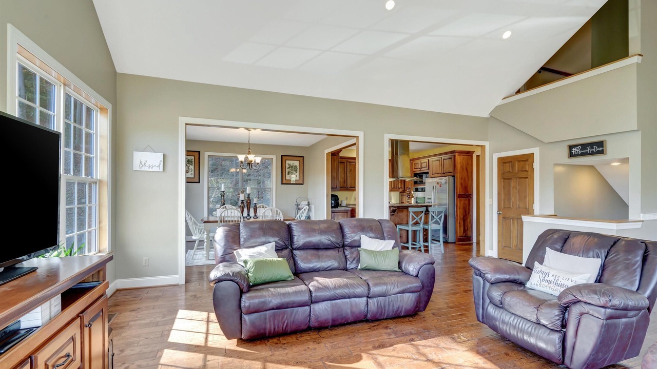 Photo of Livingroom in Guntersville