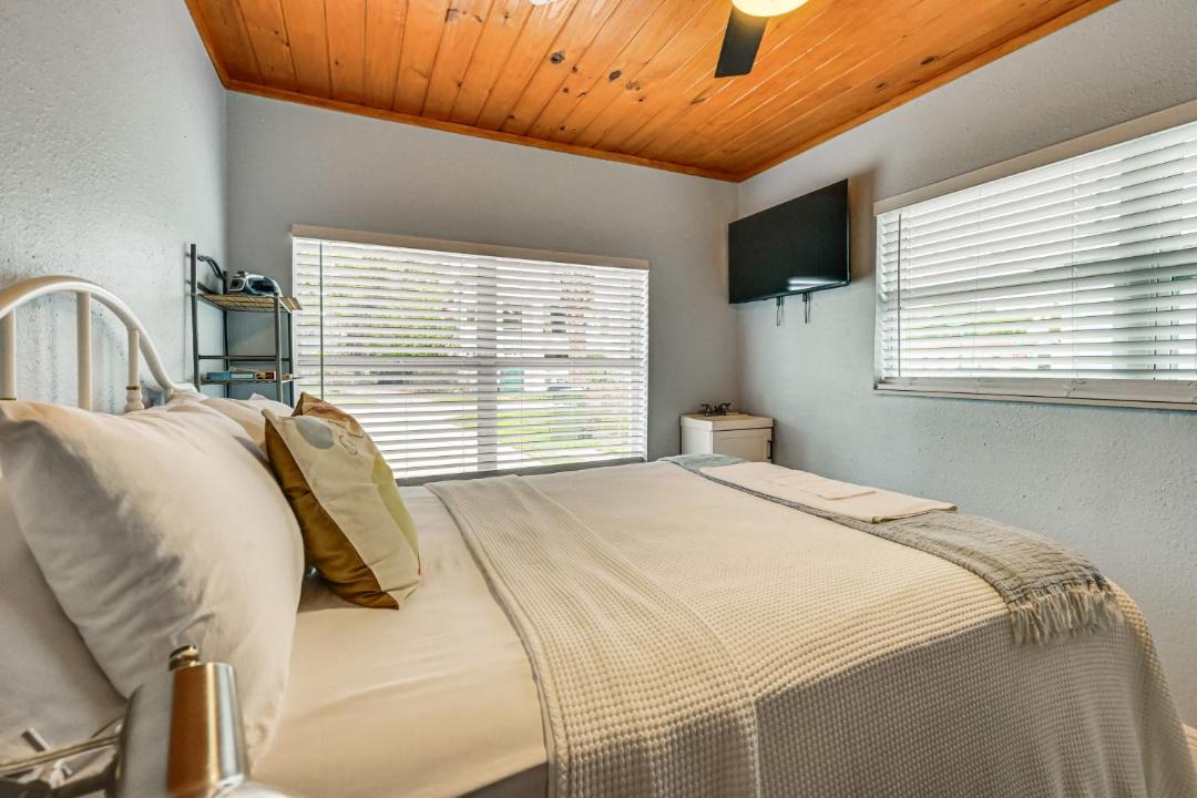 Photo of Bedroom in Carver City - Lincoln Gardens