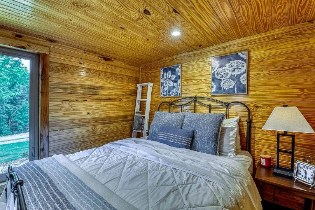 Photo of Bedroom in Rogersville