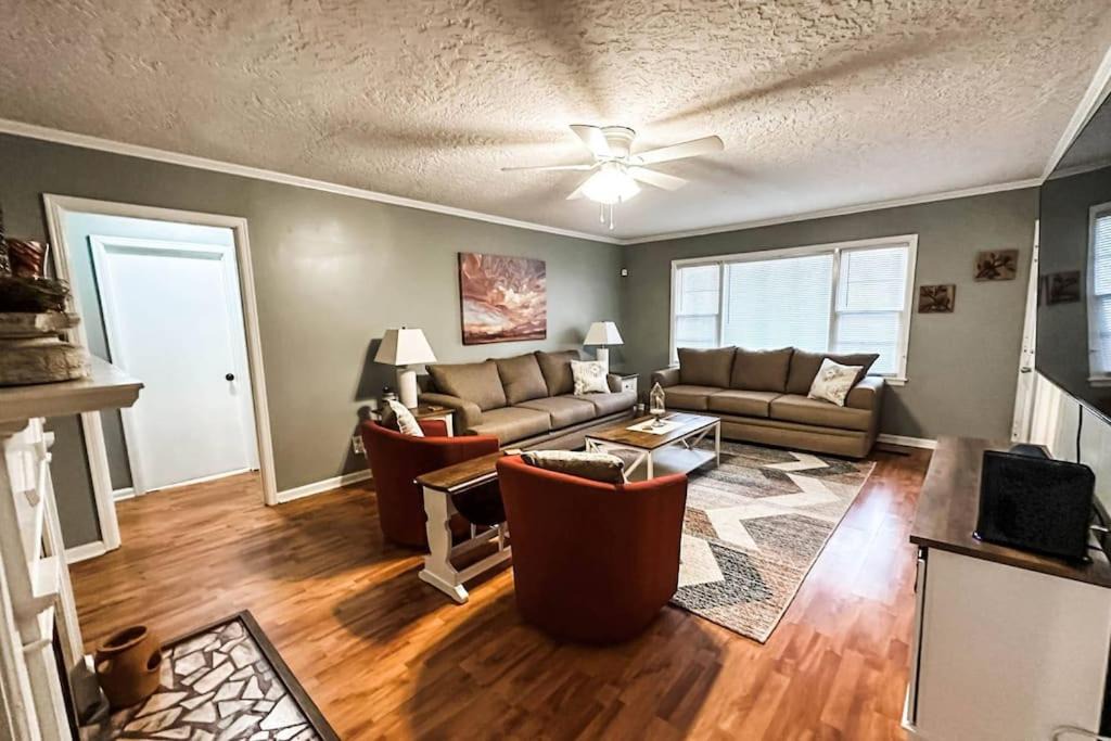 Photo of Livingroom in Anniston