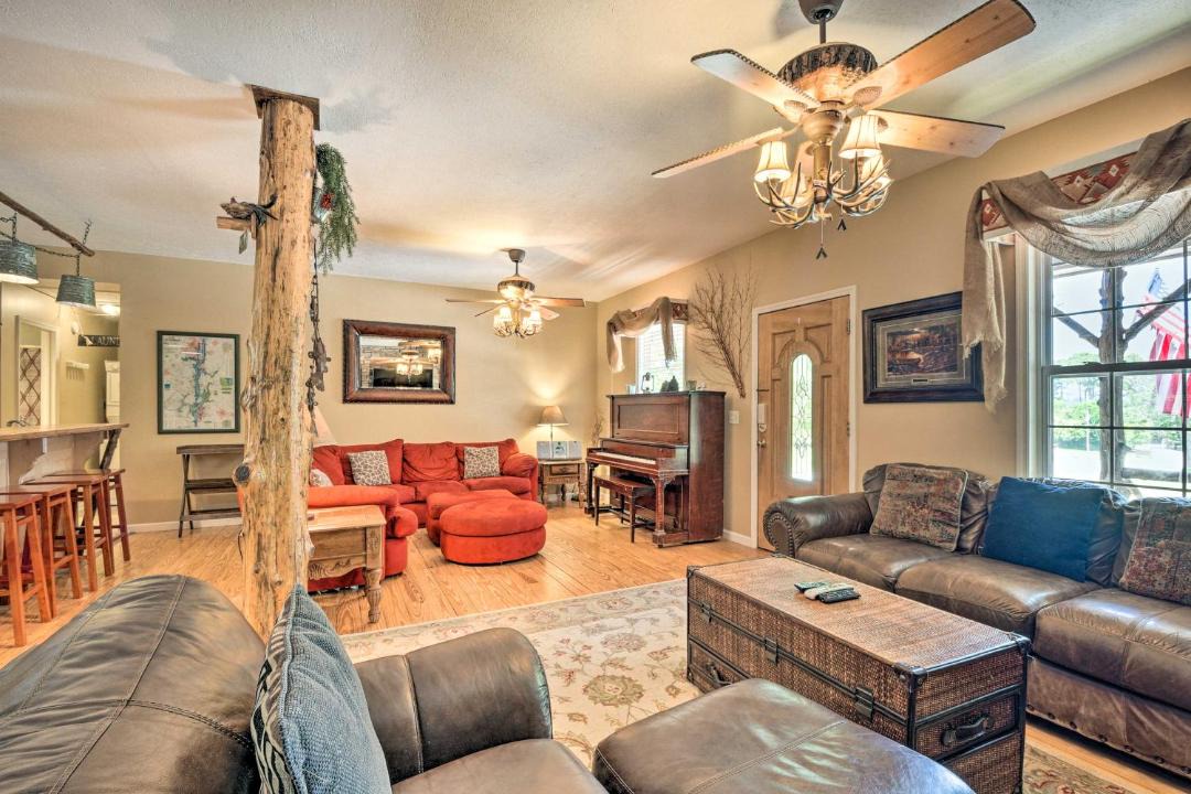Photo of Livingroom in Guntersville
