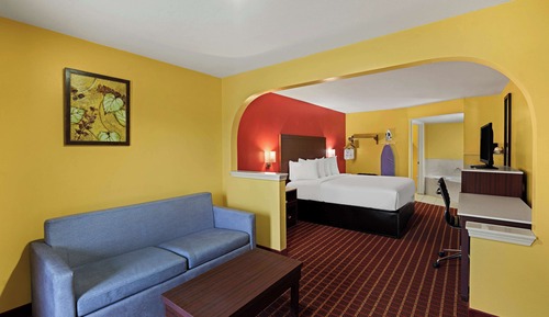 Suite, 1 King Bed, Non Smoking, Hot Tub (with Sofabed)