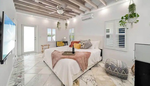 Standard Studio, 1 Queen Bed, Canal View