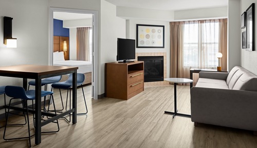 Suite, 2 Bedrooms (Mobility Accessible, Roll-In Shower)