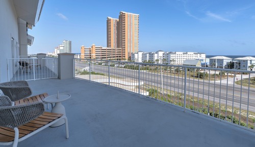 Suite, 1 King Bed, Balcony (Top Floor)