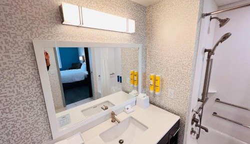 King Suite with Bath Tub - Mobility/Hearing Accessible