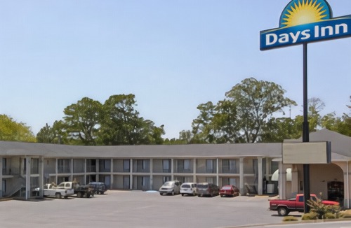 Evergreen Hotel | Econo Lodge Inn & Suites