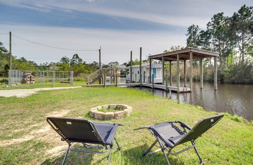 Shoreline Park Apartment | Bay St Louis Houseboat 6 Mi to Old Town & Beach!