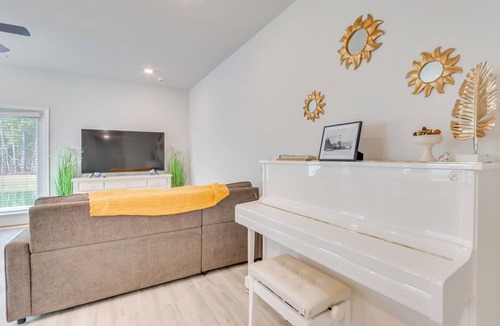 Ferry Pass Apartment | Nurse-ready Rental 2 Mi to UWF Campus & Hospital!