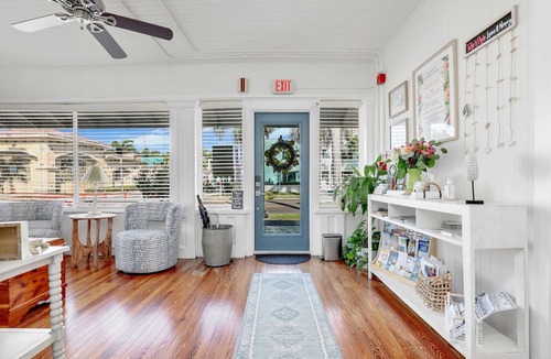 Fort Myers River District House | Hibiscus House Bed Breakfast Inn Parrot Room
