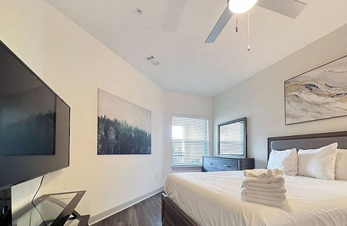 Carver City - Lincoln Gardens Apartment | Top Floor Beauty with Lush Courtyard Views!