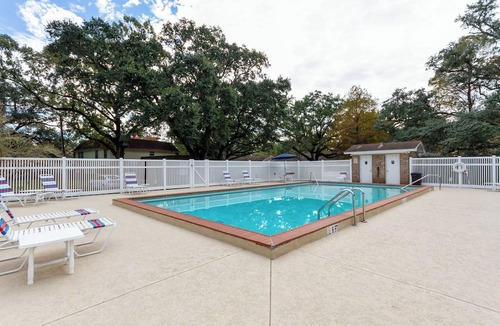 Northeast Pensacola Condo | Quiet Condo ~ 10 Mi to Dtwn Pensacola