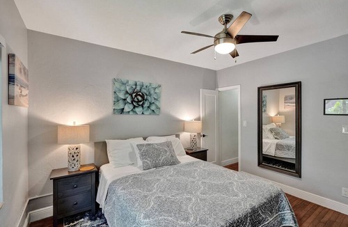 Victoria Park Apartment | Retro Oasis by Las Olas