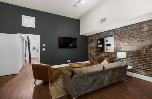 Downtown Apartment | Fabu Posh B ~ Luxe Historic Palafox Balcony 1 BR