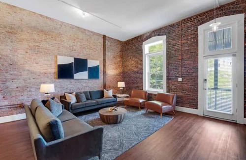 Downtown Apartment | Luxe Historic 2 BR Palafox Balcony Overlook ~ Fabu Posh A