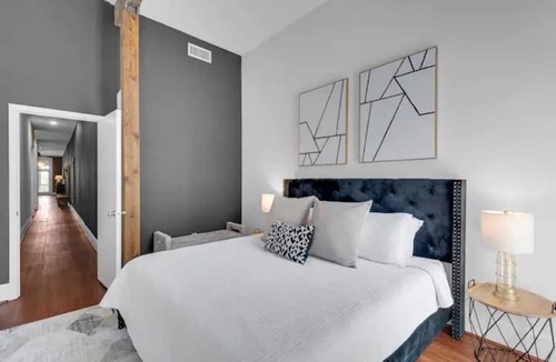 Downtown Apartment | Luxe Historic 2 BR Palafox Balcony Overlook ~ Fabu Posh A