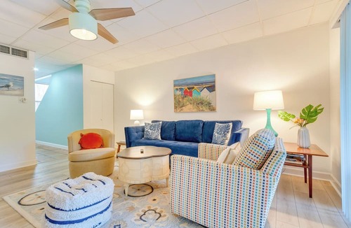 Pensacola Condo | Chic Gulf Breeze Escape w/Pool Access & Courtyard