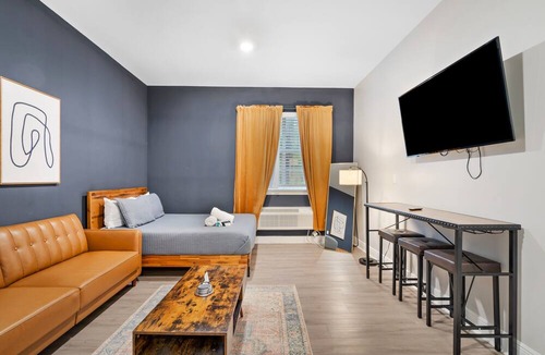 Grand Bay Apartment | 1 Bedroom Apartment at Oak + Fountain - #13