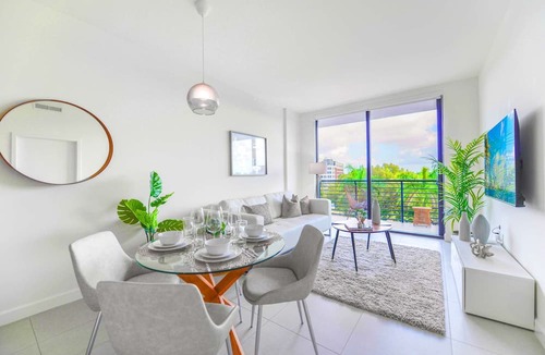 Doral Condo | Prime Doral Location | Pool & Gym