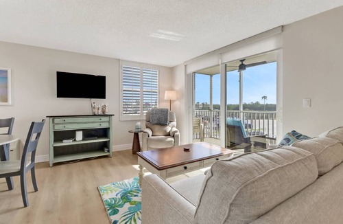 Bonita Springs Condo | REMODELED STUDIO | SLEEPS 4 | HEATED POOLS | FREE WIFI | KEYLESS ENTRY | STEPS TO BONITA BEACH
