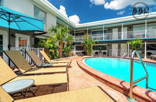 Treasure Island Hotel | 🐚BBR #10, Steps to the Beach, HTD Pool, Lrg Rm w/Living Rm, Kitchen & 4 Beds!