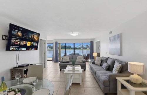 Wesley Chapel Condo | Lakeside Sunset Retreat | Ground Floor | 3 En Suites | Optional Saddlebrook Resort Amenities