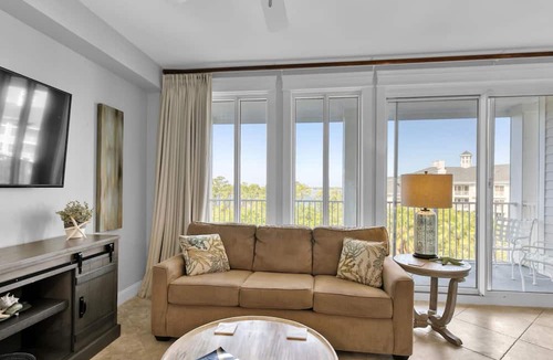 Baytowne Wharf Condo | Grand Sandestin by Baytowne Wharf Village at Sandestin Golf & Beach Resort.