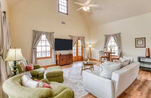St. Augustine Historic District Apartment | Center of Historic City- Balcony Overlooks Shops, Restaurants, Bars, Free Parking, Walk Everywhere!