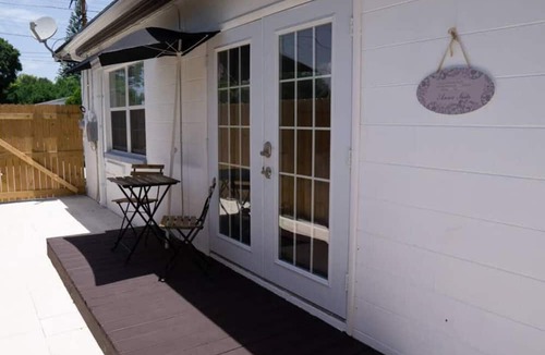 Carver City - Lincoln Gardens Apartment | Experience the passion of hospitality, cleaning, and good location!