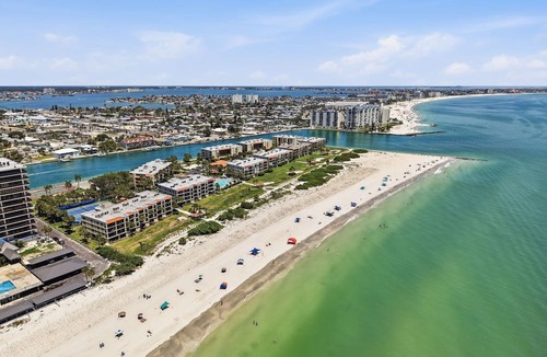 Sunset Beach Condo | ☀Beachfront Condo🌴Beautiful Updates🐬10/302 at Land's End🏖️Tons of Amenities