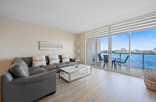 Sunny Isles Beach Condo | Luminous corner condo overlooking the bay | WIFI + Netflix + Parking