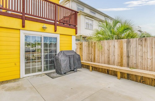 Pensacola Beach Condo | Huge Home In A Fantastic Location ~ Game Room ~ Foosball