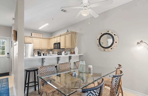 Seagrove Beach Condo | Golf Cart | Large Pool | Walk to the Beach | Sleeps 6 | Heron's Watch 7206