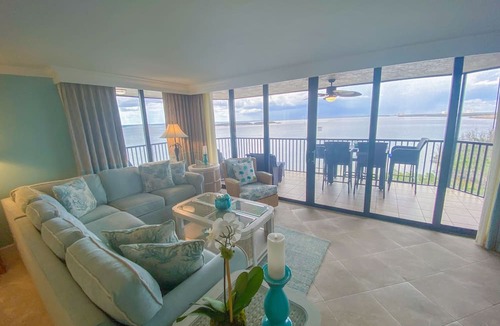 Punta Rassa Condo | Sanibel Harbour Resort Harbour Tower 717: Relaxation awaits you!