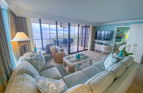 Punta Rassa Condo | Sanibel Harbour Resort Harbour Tower 717: Relaxation awaits you!