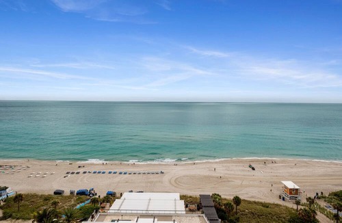 Hollywood South Central Beach Condo | Ocean Breeze Condo with Two Bedrooms and Pool