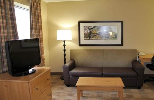 Memphis Apartment | 2 Queen Beds | Smoking, Kitchen