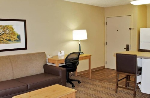 Memphis Apartment | 1 Queen Bed | ADA/RI Shower/Smoking/Kitchen