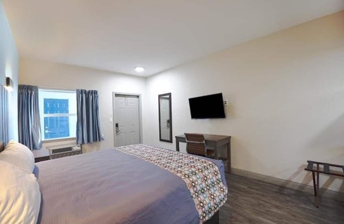Le Barons Of Titusville Hotel | Enjoy Kitchenette Room Near Kennedy Center, Parking Available